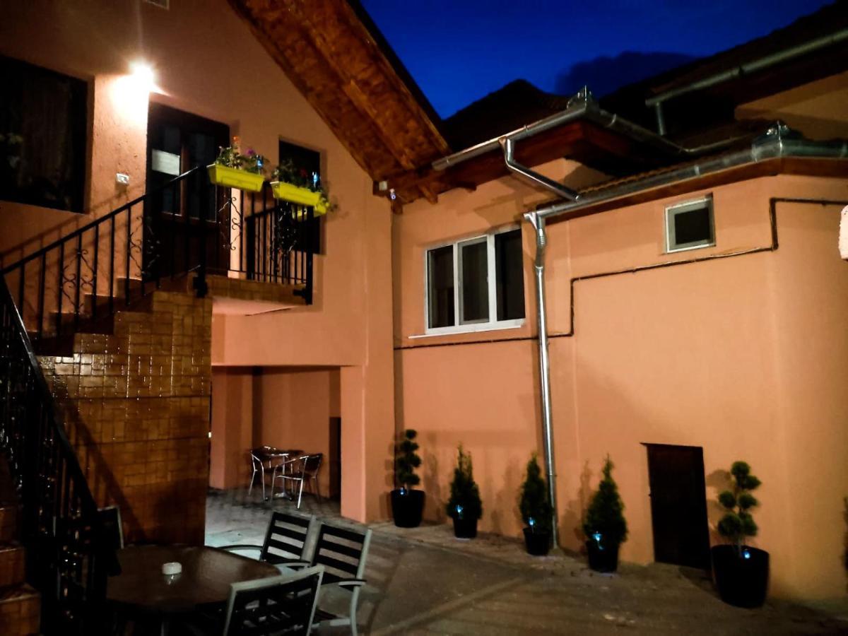 Calypso Rooms Fagaras Ngoại thất bức ảnh