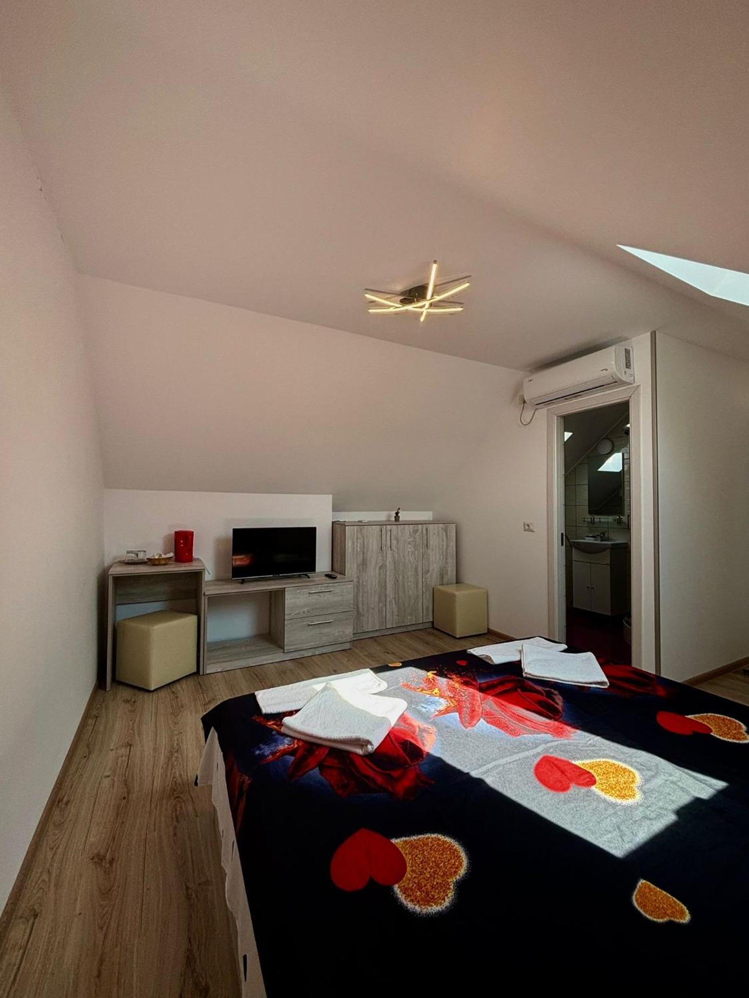 Calypso Rooms Fagaras Ngoại thất bức ảnh